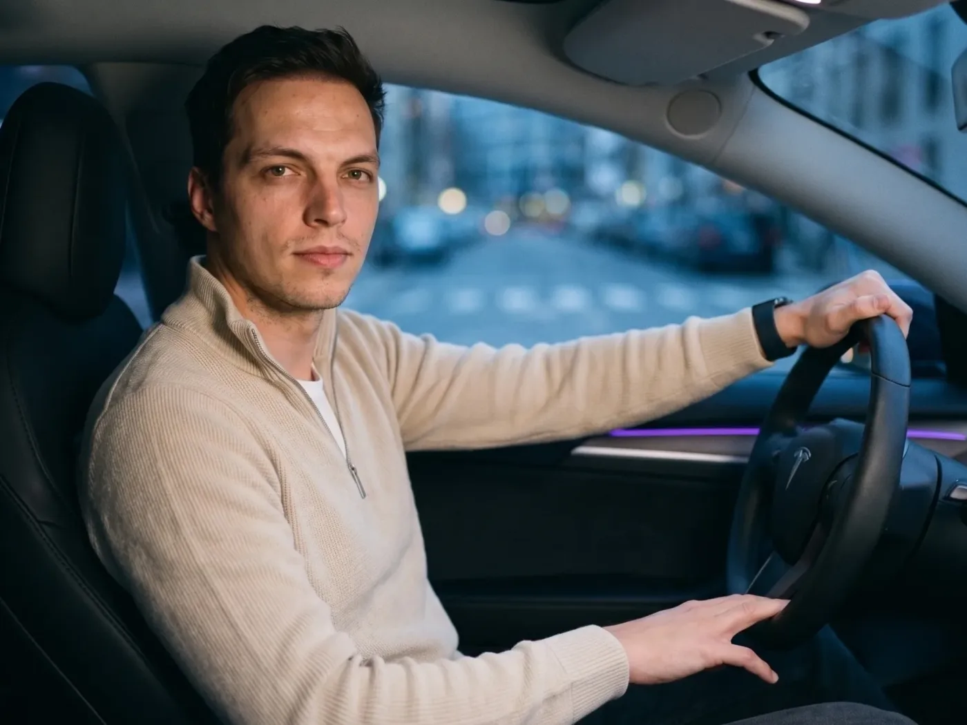 Morten Ohle am Steuer eines Autos in der Abenddämmerung