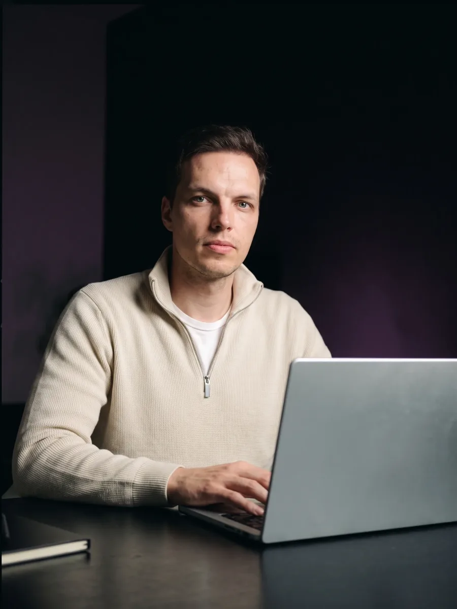 Morten Ohle an seinem Schreibtisch, nachts, vor einem aufgeklappten Laptop