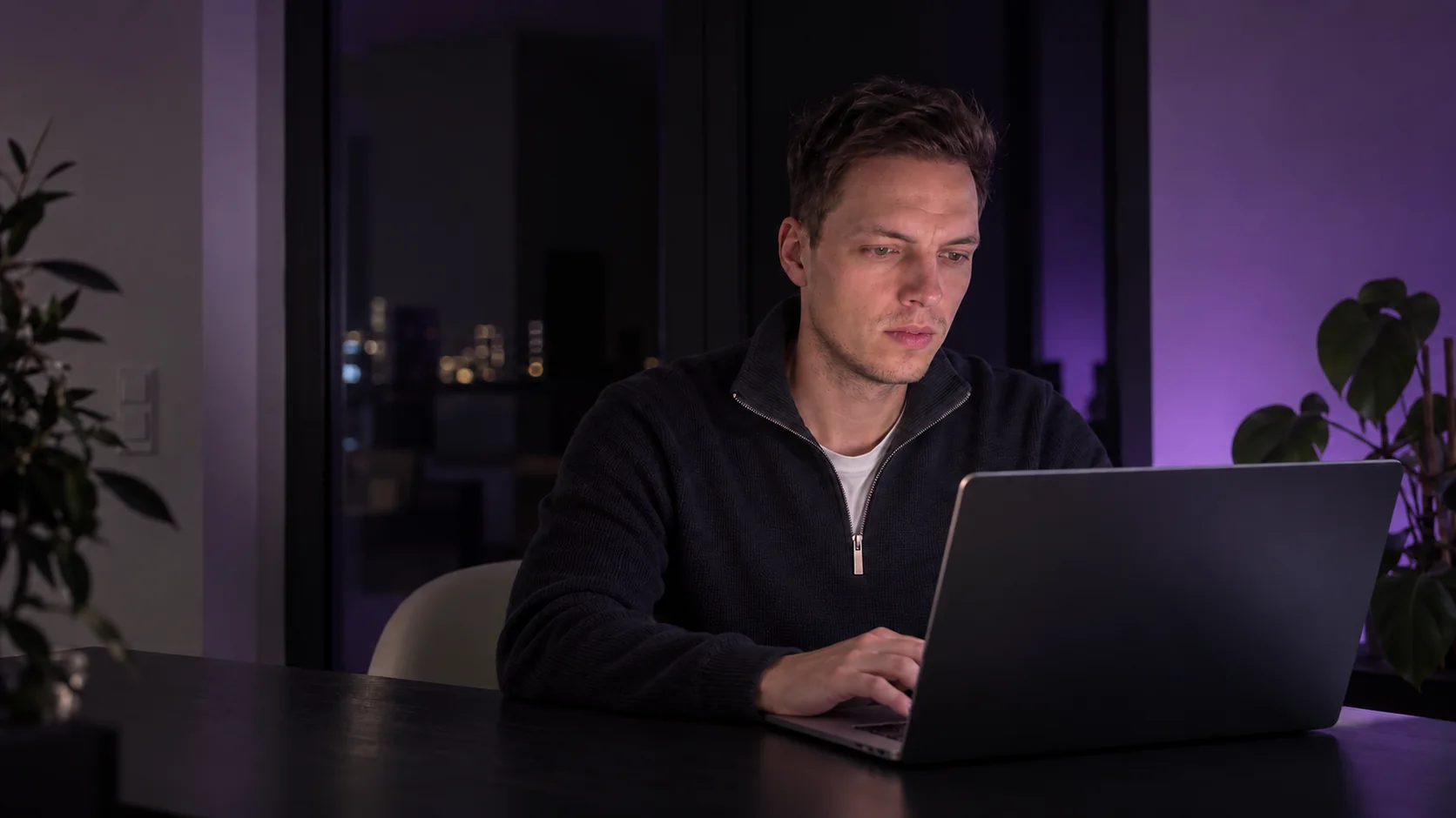 Morten Ohle arbeitet abends an seinem Laptop am Schreibtisch.